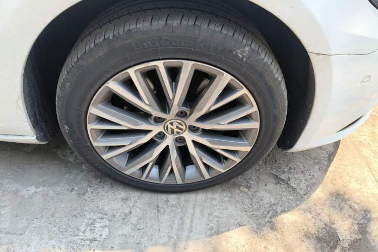 Used Volkswagen FAW-Volkswagen CC 2016 1.8TSI Luxury Model Right Front Wheel Hub