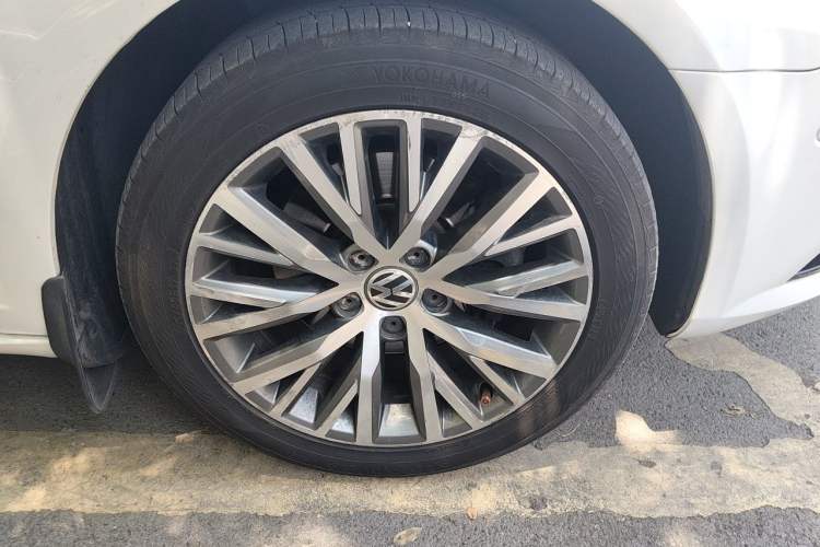 Used Volkswagen FAW-Volkswagen CC 2016 1.8TSI Luxury Model Right Front Wheel Hub