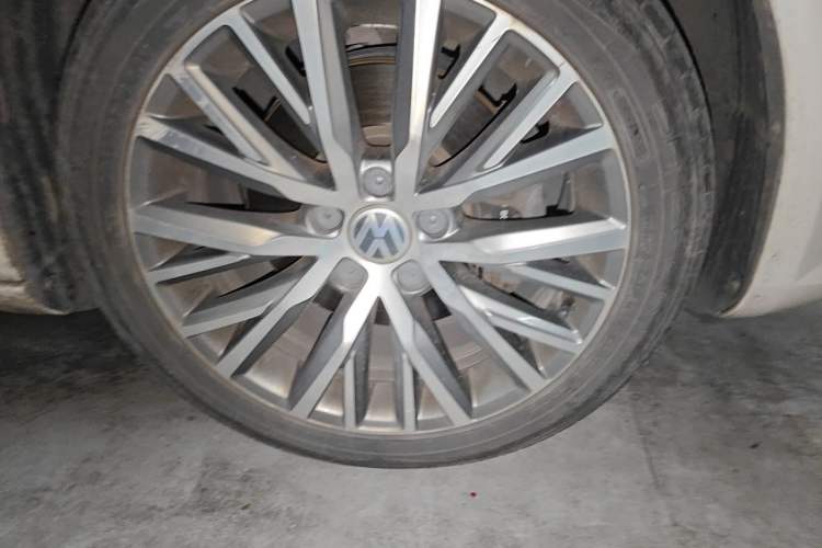 Used Volkswagen FAW-Volkswagen CC 2016 1.8TSI Luxury Model Right Front Wheel Hub