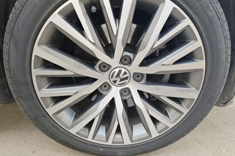Used Volkswagen FAW-Volkswagen CC 2016 1.8TSI Luxury Model Right Front Wheel Hub