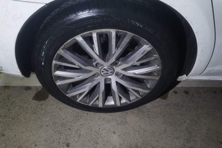 Used Volkswagen FAW-Volkswagen CC 2016 1.8TSI Luxury Model Right Front Wheel Hub