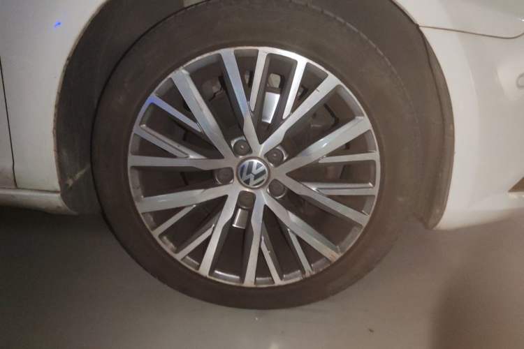 Used Volkswagen FAW-Volkswagen CC 2016 1.8TSI Luxury Model Right Front Wheel Hub