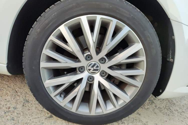 Used Volkswagen FAW-Volkswagen CC 2016 300TSI 25th Anniversary Edition Right Front Wheel Hub
