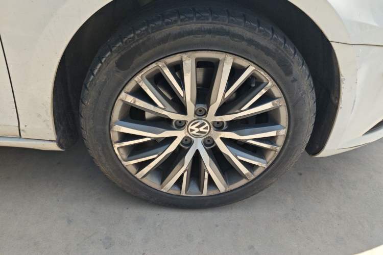 Used Volkswagen FAW-Volkswagen CC 2016 1.8TSI Luxury Model Right Front Wheel Hub