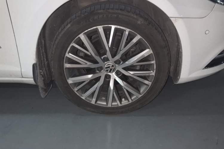 Used Volkswagen FAW-Volkswagen CC 2016 1.8TSI Luxury Model Right Front Wheel Hub