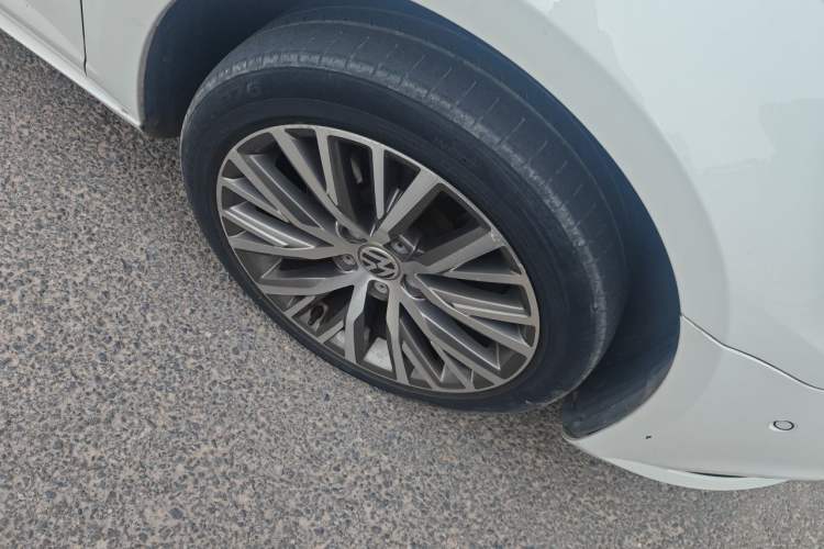 Used Volkswagen FAW-Volkswagen CC 2016 1.8TSI Luxury Model Right Front Wheel Hub