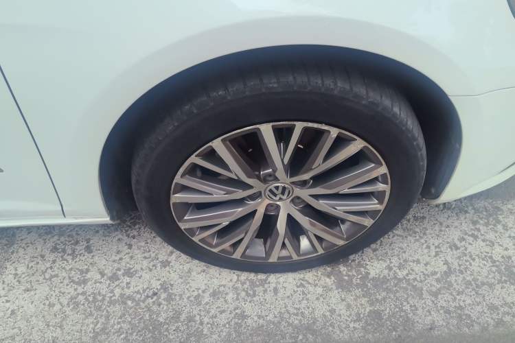 Used Volkswagen FAW-Volkswagen CC 2016 2.0 TSI Luxury Model Right Front Wheel Hub