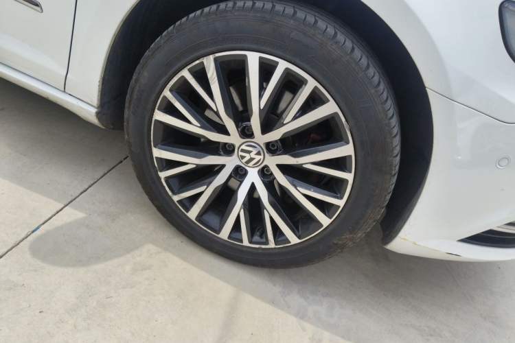Used Volkswagen FAW-Volkswagen CC 2016 2.0 TSI Luxury Model Right Front Wheel Hub