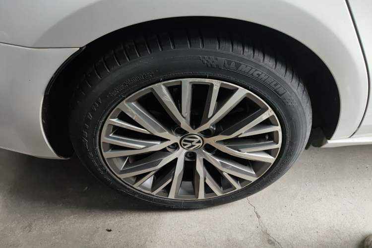 Used Volkswagen FAW-Volkswagen CC 2016 1.8TSI Luxury Model Right Rear Wheel Hub