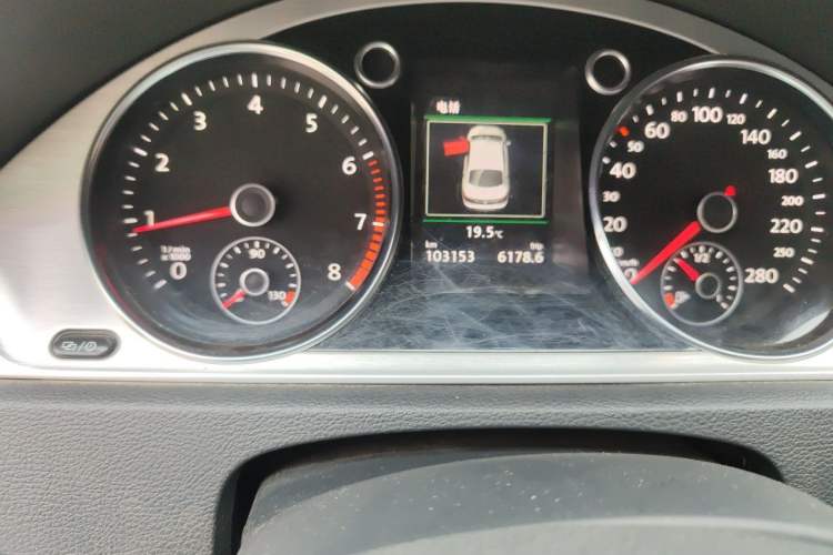 Used Volkswagen FAW-Volkswagen CC 2016 1.8TSI Luxury Model Odometer Close Up