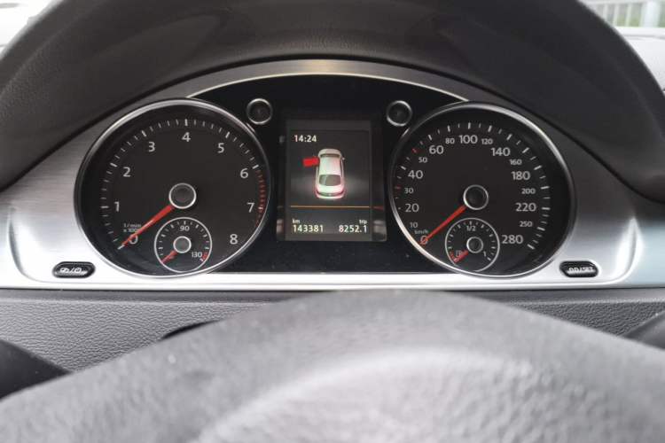 Used Volkswagen FAW-Volkswagen CC 2016 1.8TSI Luxury Model Odometer Close Up