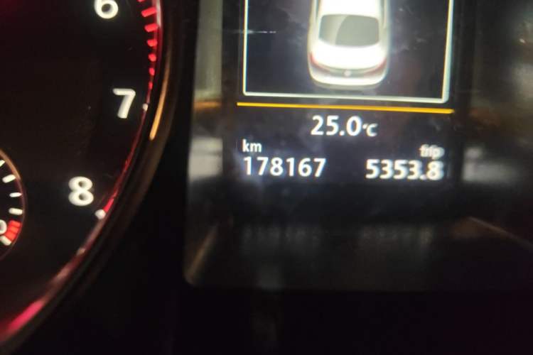 Used Volkswagen FAW-Volkswagen CC 2016 2.0 TSI Ultimate Edition Odometer Close Up