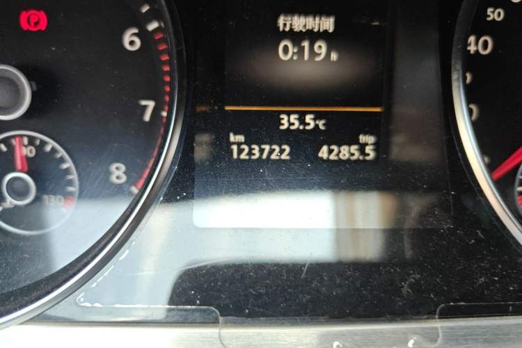 Used Volkswagen FAW-Volkswagen CC 2016 2.0 TSI Luxury Model Odometer Close Up