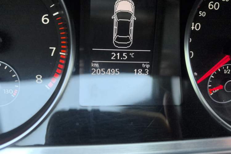 Used Volkswagen FAW-Volkswagen CC 2016 1.8TSI Prestige Model Odometer Close Up