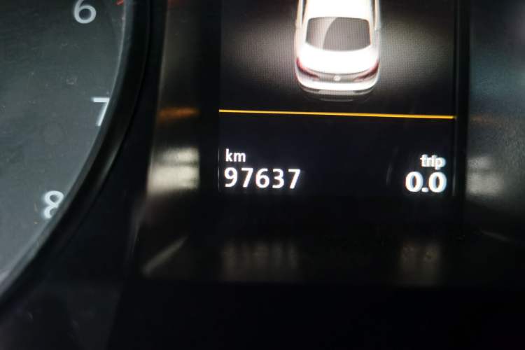 Used Volkswagen FAW-Volkswagen CC 2016 1.8TSI Luxury Model Odometer Close Up