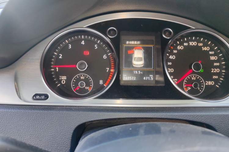 Used Volkswagen FAW-Volkswagen CC 2016 2.0 TSI Luxury Model Odometer Close Up