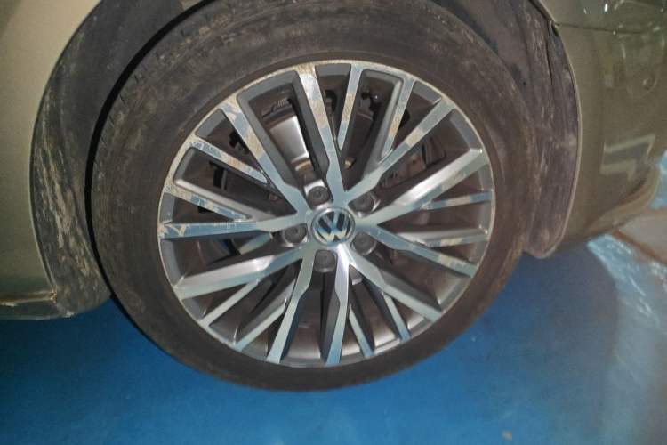 Used Volkswagen FAW-Volkswagen CC 2016 2.0 TSI Ultimate Edition Right Front Wheel Hub