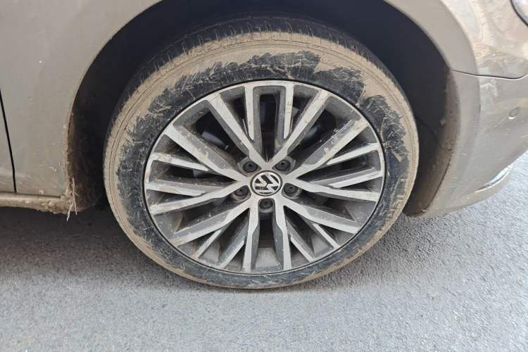 Used Volkswagen FAW-Volkswagen CC 2016 2.0 TSI Luxury Model Right Front Wheel Hub