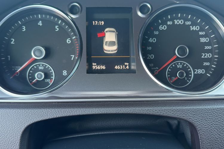 Used Volkswagen FAW-Volkswagen CC 2018 1.8TSI Luxury Model Odometer Close Up