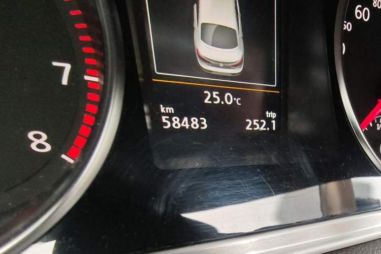 Used Volkswagen FAW-Volkswagen CC 2018 1.8TSI Luxury Model Odometer Close Up