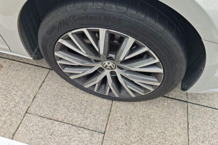 Used Volkswagen FAW-Volkswagen CC 2018 1.8TSI Luxury Model Right Front Wheel Hub
