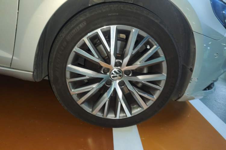 Used Volkswagen FAW-Volkswagen CC 2018 1.8TSI Luxury Model Right Front Wheel Hub