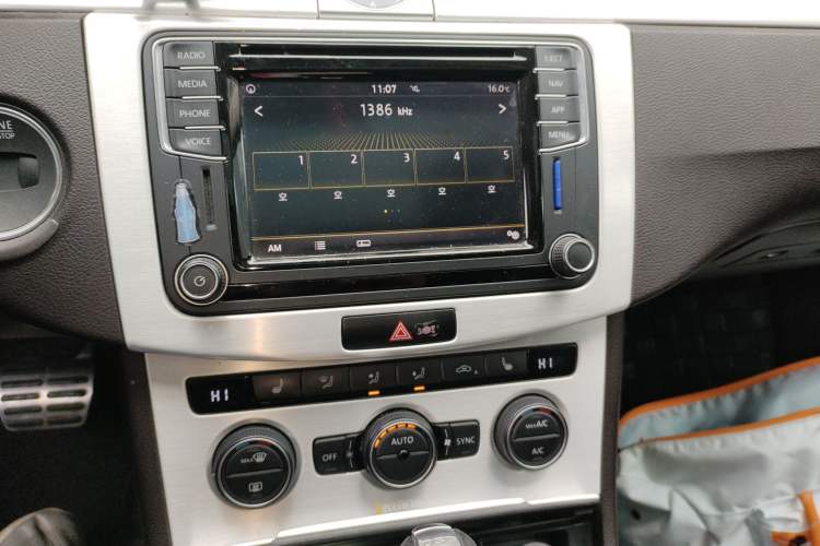 Used Volkswagen FAW-Volkswagen CC 2018 1.8TSI Luxury Model Audio And AC Panel