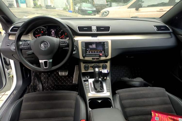 Used Volkswagen FAW-Volkswagen CC 2018 1.8TSI Prestige Model Center Console