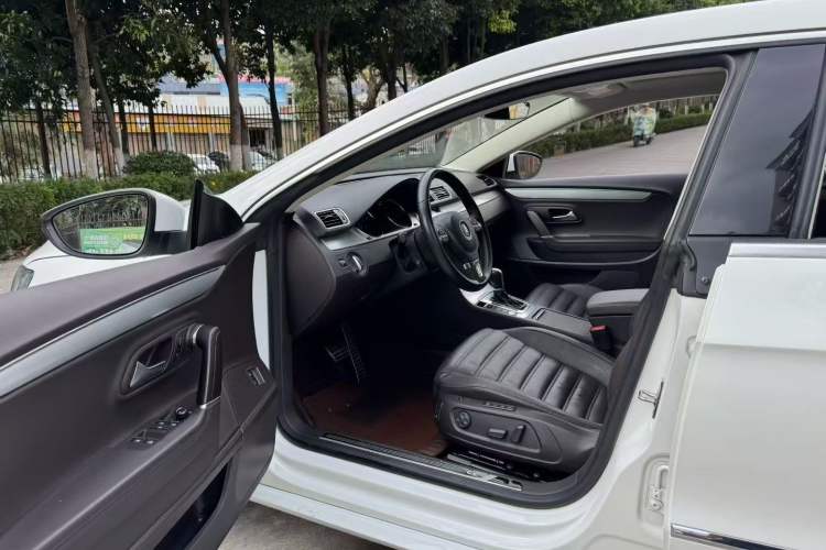 Used Volkswagen FAW-Volkswagen CC 2018 2.0 TSI Luxury Model Interior 1