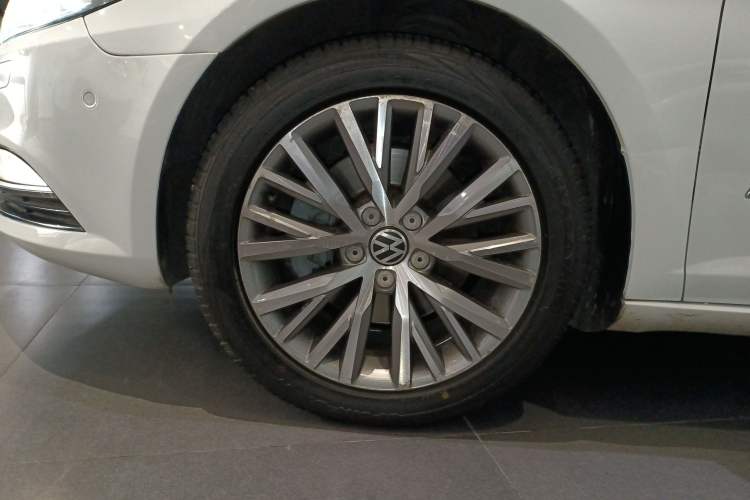 Used Volkswagen FAW-Volkswagen CC 2018 1.8TSI Luxury Model Left Front Wheel Hub