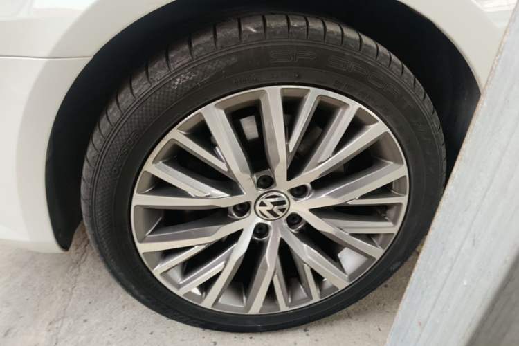 Used Volkswagen FAW-Volkswagen CC 2018 1.8TSI Luxury Model Left Front Wheel Hub