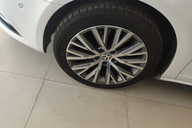 Used Volkswagen FAW-Volkswagen CC 2018 1.8TSI Luxury Model Left Front Wheel Hub