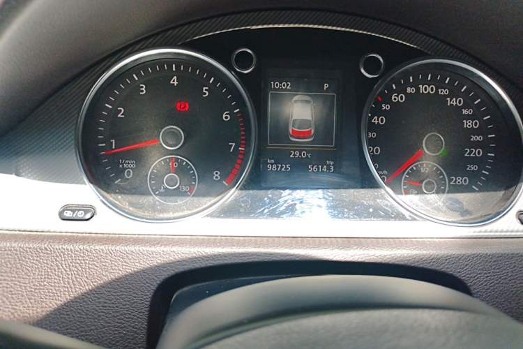 Used Volkswagen FAW-Volkswagen CC 2018 1.8TSI Luxury Model Odometer Close Up