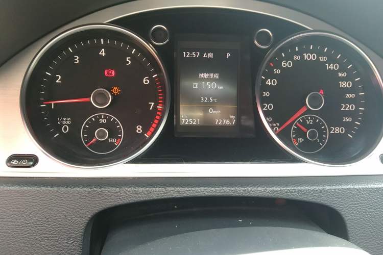 Used Volkswagen FAW-Volkswagen CC 2018 1.8TSI Luxury Model Odometer Close Up
