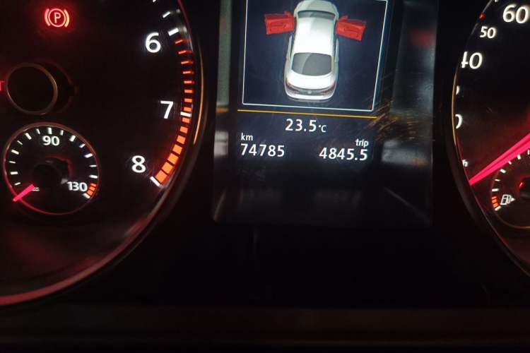 Used Volkswagen FAW-Volkswagen CC 2018 1.8TSI Prestige Model Odometer Close Up