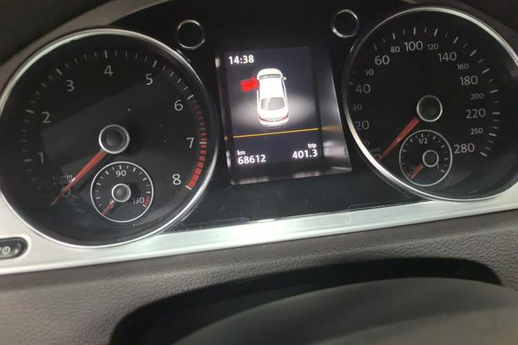 Used Volkswagen FAW-Volkswagen CC 2018 1.8TSI Luxury Model Odometer Close Up
