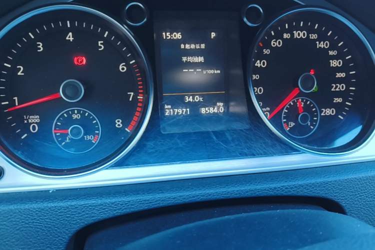 Used Volkswagen FAW-Volkswagen CC 2018 1.8TSI Luxury Model Odometer Close Up