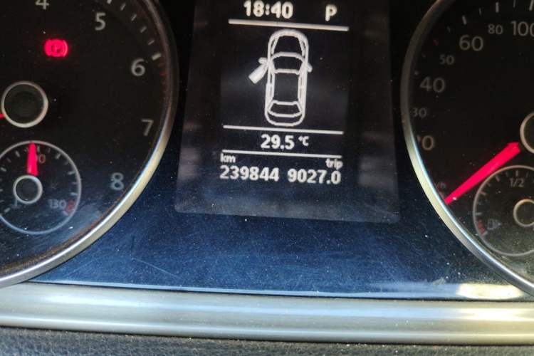 Used Volkswagen FAW-Volkswagen CC 2018 1.8TSI Prestige Model Odometer Close Up
