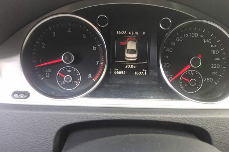 Used Volkswagen FAW-Volkswagen CC 2018 1.8TSI Luxury Model Odometer Close Up
