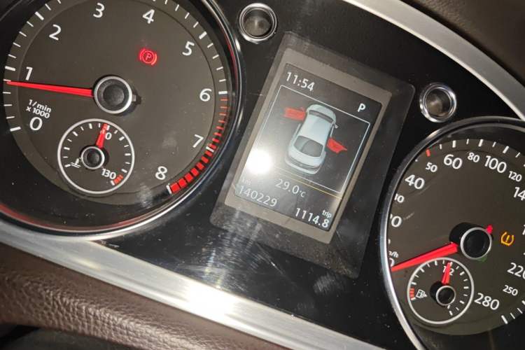 Used Volkswagen FAW-Volkswagen CC 2018 1.8TSI Luxury Model Odometer Close Up