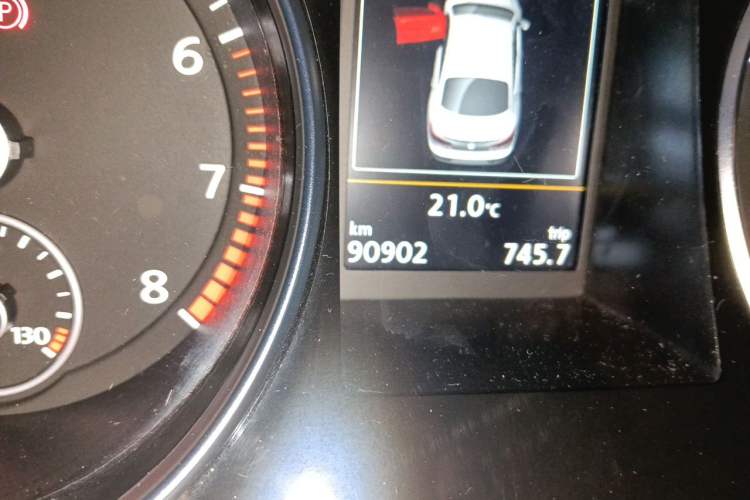 Used Volkswagen FAW-Volkswagen CC 2018 1.8TSI Luxury Model Odometer Close Up