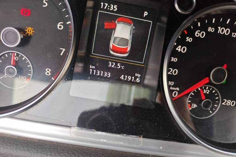 Used Volkswagen FAW-Volkswagen CC 2018 1.8TSI Luxury Model Odometer Close Up