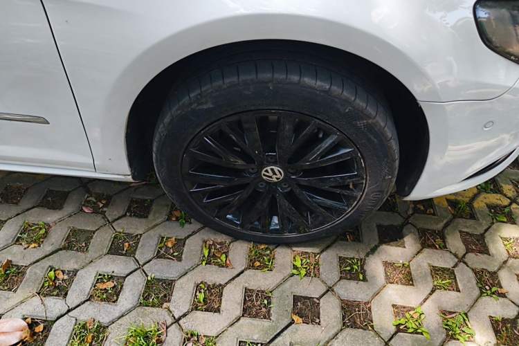 Used Volkswagen FAW-Volkswagen CC 2018 1.8TSI Luxury Model Right Front Wheel Hub