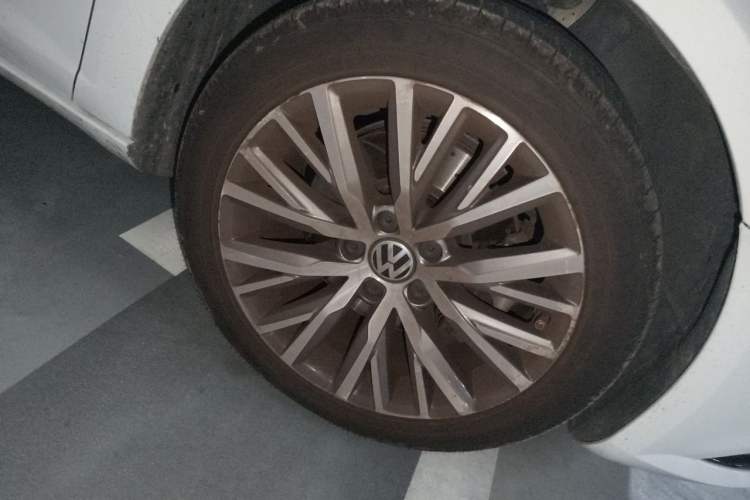 Used Volkswagen FAW-Volkswagen CC 2018 1.8TSI Luxury Model Right Front Wheel Hub