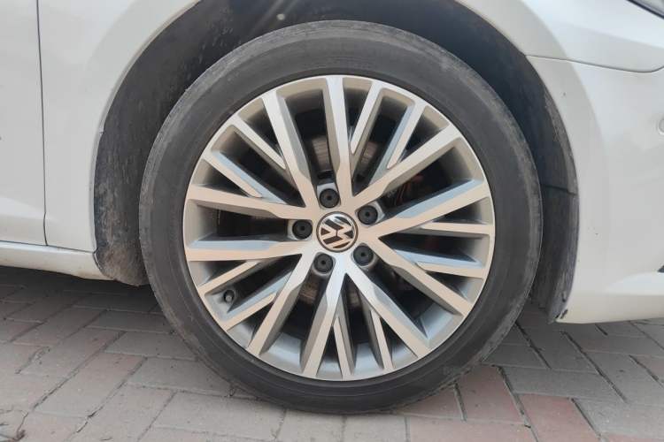 Used Volkswagen FAW-Volkswagen CC 2018 1.8TSI Luxury Model Right Front Wheel Hub