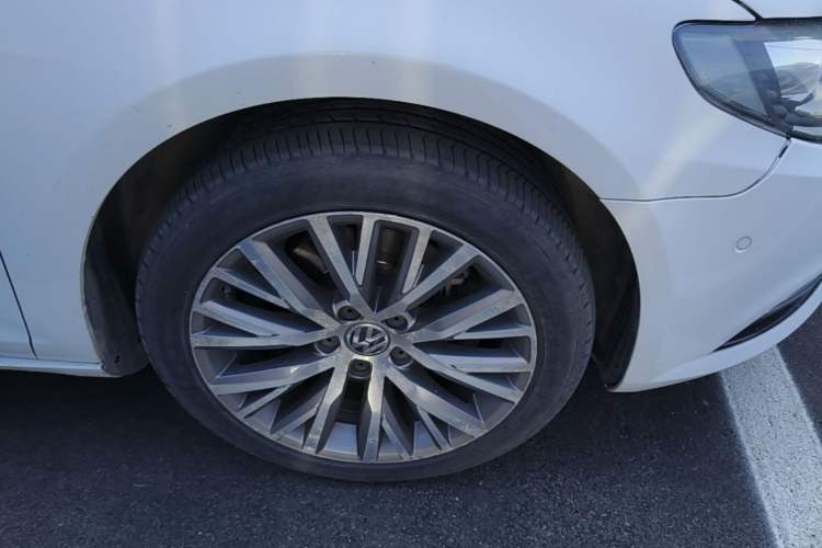Used Volkswagen FAW-Volkswagen CC 2018 1.8TSI Luxury Model Right Front Wheel Hub