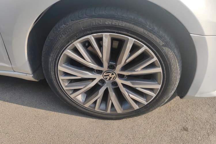 Used Volkswagen FAW-Volkswagen CC 2018 1.8TSI Luxury Model Right Front Wheel Hub