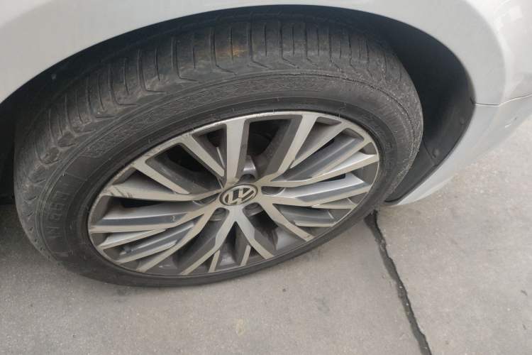 Used Volkswagen FAW-Volkswagen CC 2018 1.8TSI Luxury Model Right Front Wheel Hub