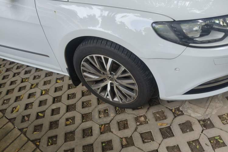Used Volkswagen FAW-Volkswagen CC 2018 1.8TSI Luxury Model Right Front Wheel Hub