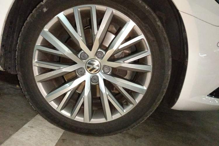 Used Volkswagen FAW-Volkswagen CC 2018 1.8TSI Luxury Model Right Front Wheel Hub